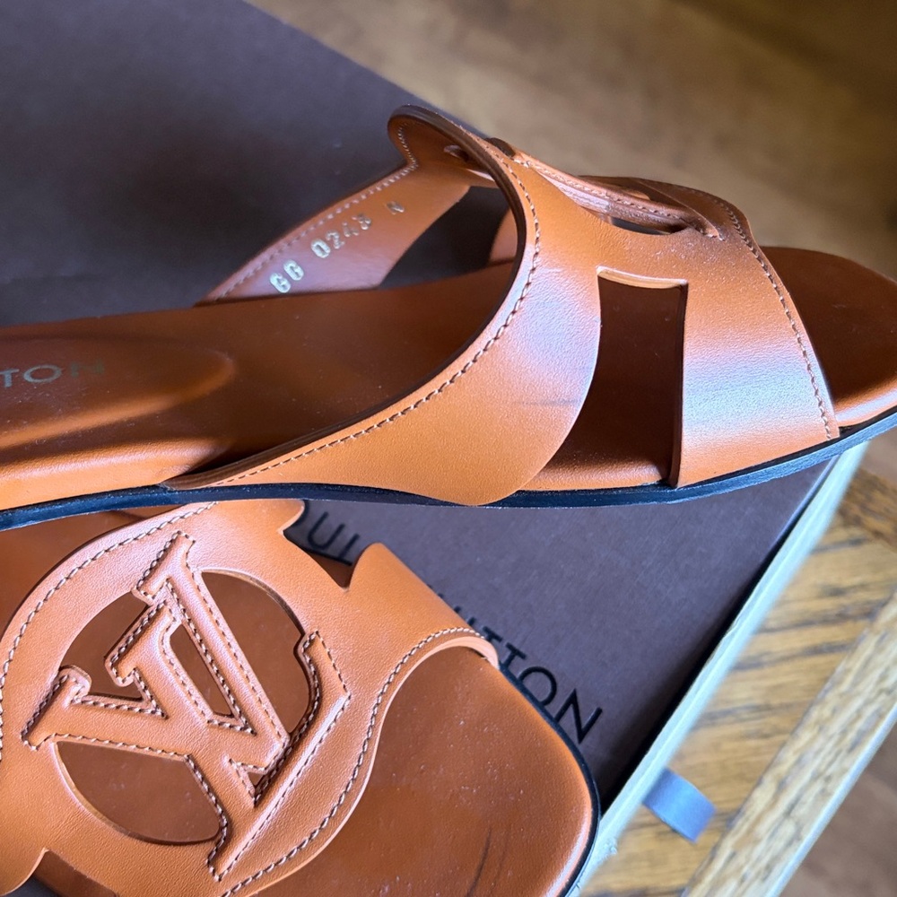 Louis Vuitton Isola Flat - Picture 2 of 4
